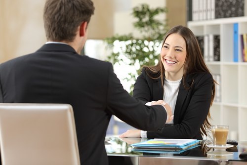 Mujer sentada en entrevista de trabajo